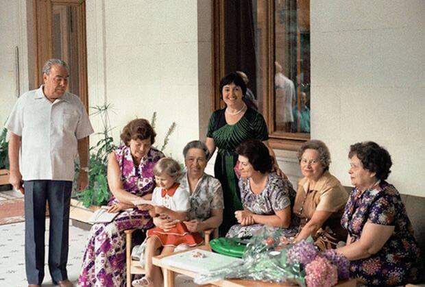Леонид Брежнев, его жена Виктория Брежнева(четвертая справа)и его дочь Галина Брежнева (на первом плане) на даче в Крыму