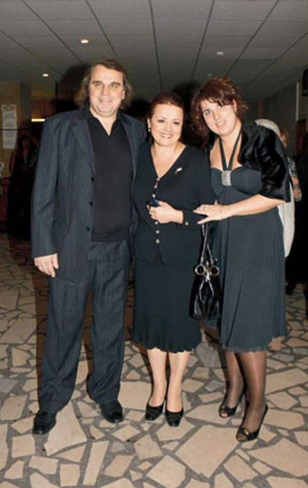 Елена Цыплакова с мужем и его дочерью Юлией. / Фото: www.7days.ru