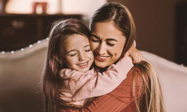 Страх одиночества: что делать, если ребенок не отпускает маму ни на шаг