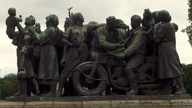 В Софии возобновили демонтаж памятника Советской армии