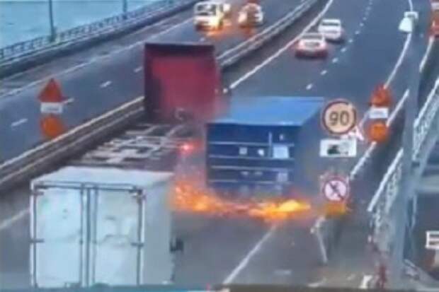 "Искры летят, грохот страшный": самое новое видео аварии на мосту во Владивостоке