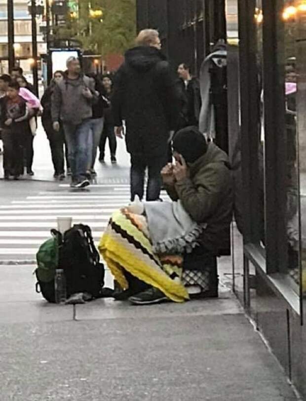 Бездомный сидит
