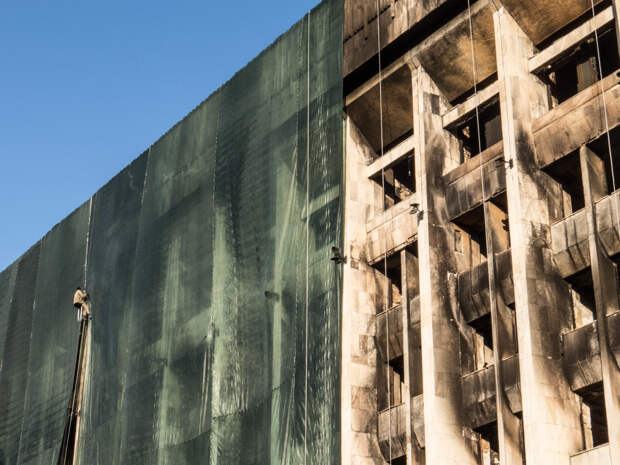 В Алматы начали расчистку полностью выгоревшего здания горадминистрации