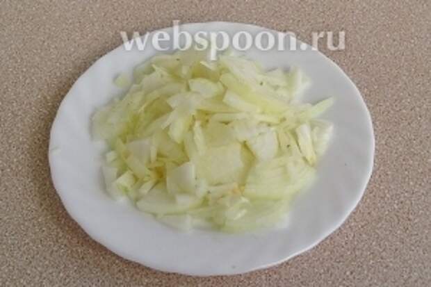 Луковицу очистить и мелко порезать.