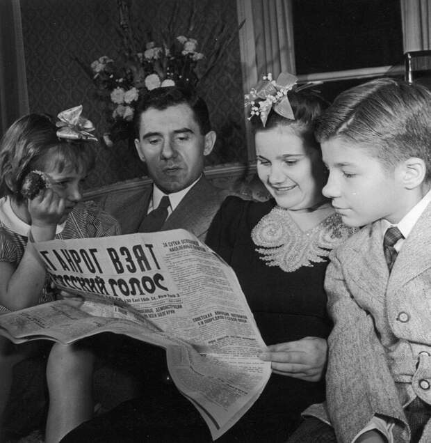 Андрей Громыко, новый советский посол в Соединенных Штатах, с женой и детьми в их посольской квартире в Вашингтоне, 1943 год. история, ретро, фото