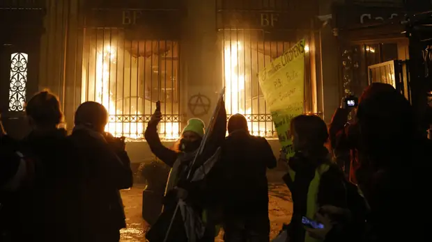 Беспорядки и столкновения с полицией: в Париже прошла крупная акция протеста