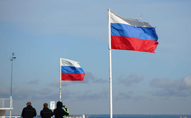 Российская экономика замедлила падение в два раза