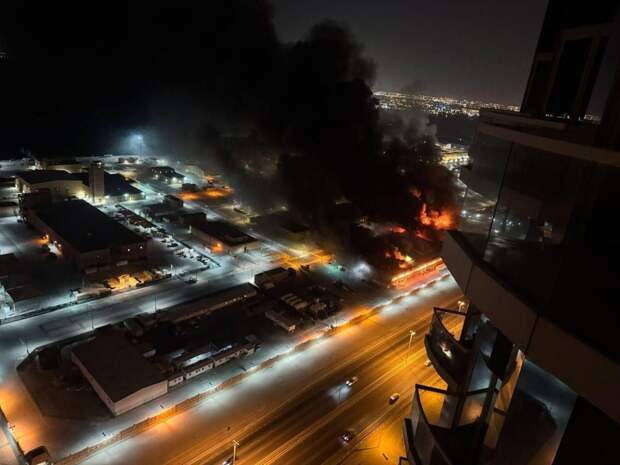 Крупный пожар на базе ВМС США возле порта Сальман в Бахрейне после иранской