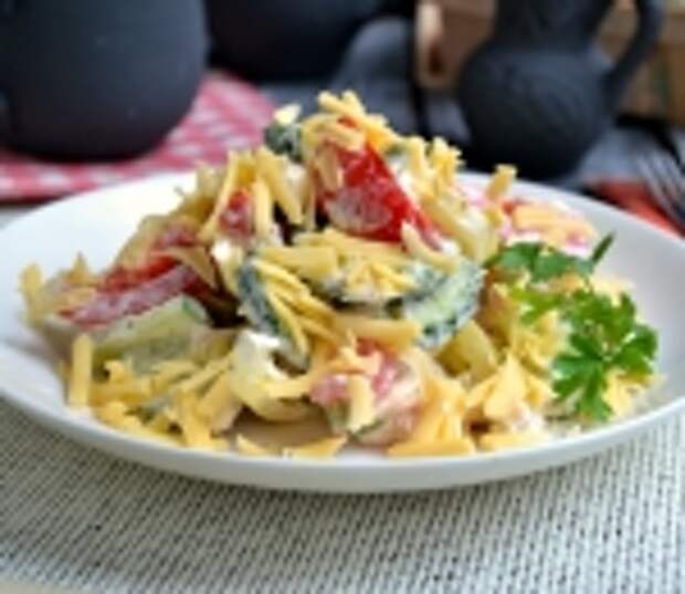 Салат из свежих овощей с курицей и сыром "Пестрый"