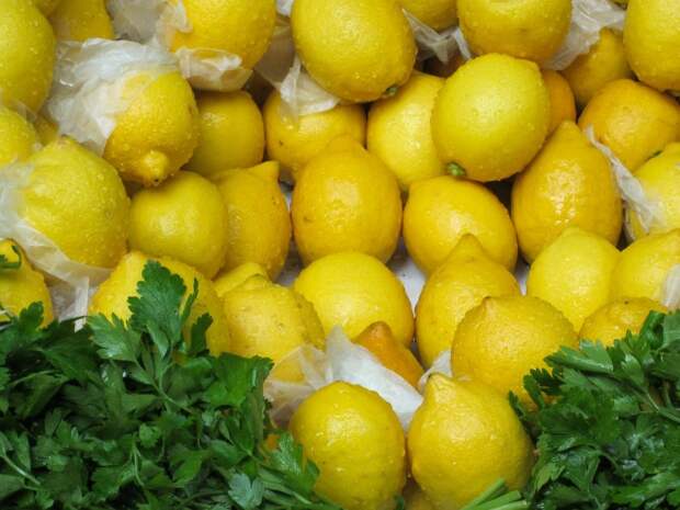 Петрушку можно и нужно есть в больших количествах, также, как и лимоны / Fotobank