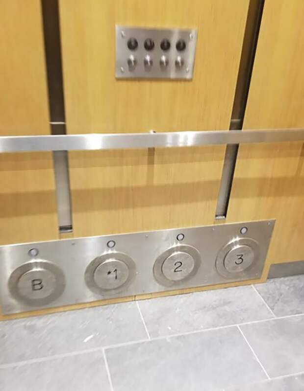 Лифт с дублирующими кнопками, которые можно нажать ногой - например, если руки заняты идеи, необычно, нестандартно, нестандартные идеи, оригинально, оригинальные решения, проблемы, решения