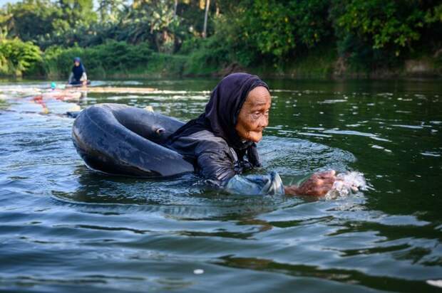 80-летние бабушки плавают по 3 км с 200 канистрами за спиной в поисках чистой воды бабушки, в мире, вода, деревня, история, канистра, люди