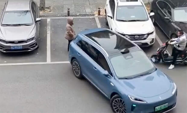 Водитель хитро наказал женщину, блокировавшую пустую парковку