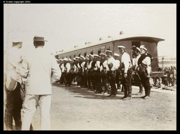 Союзные войска на железнодорожном вокзале