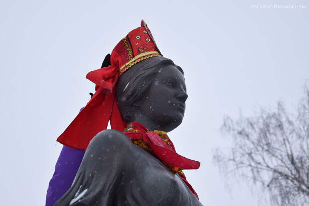 Томские студенты традиционно нарядили памятник Татьяне. Фотографии