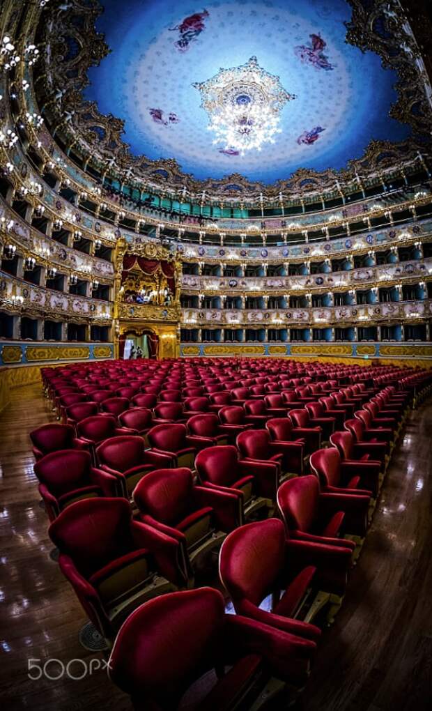 Театр «Ла Фениче» в Венеции, Италия.