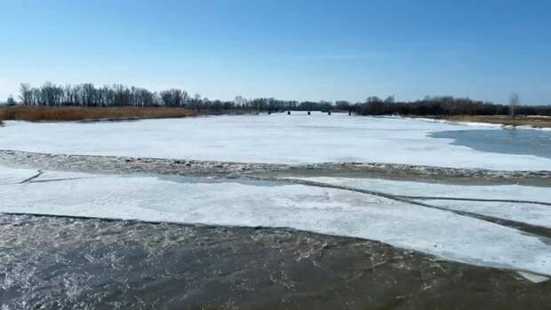В Рубцовске начали дробление льда на реке Алей для защиты города от паводка