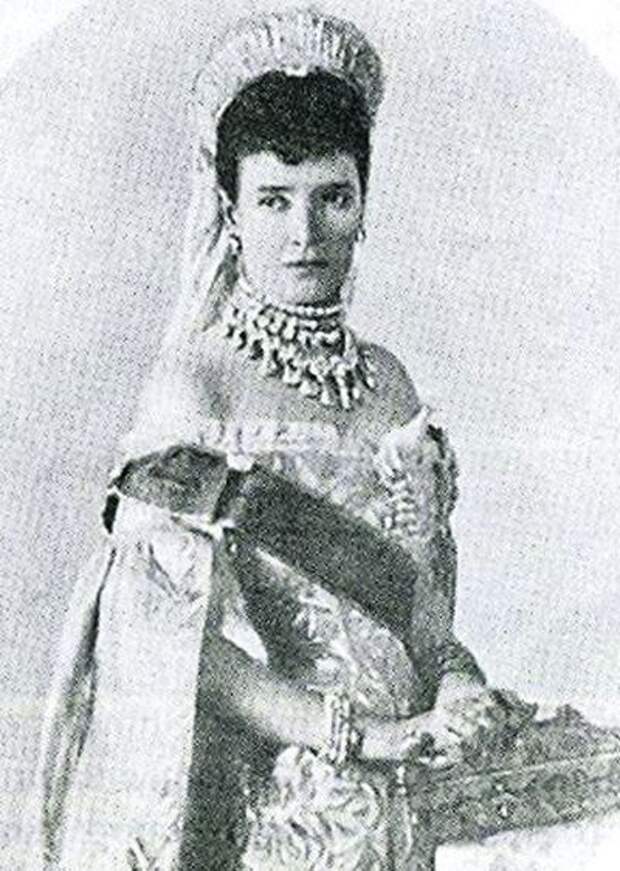 Публикация в 1914 г. журналом «Огонек» портрета императрицы-матери в юности породил слух о ее романе со Столыпиным