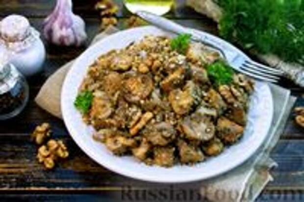 Фото к рецепту: Шампиньоны, жаренные с грецкими орехами