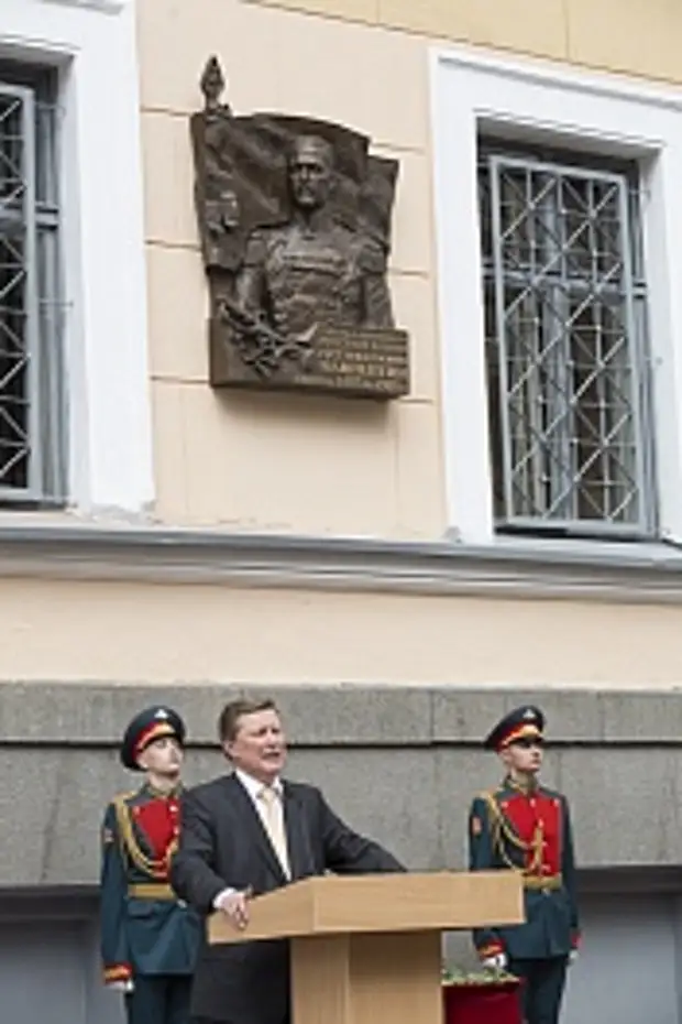 Доска маннергейма в питере. Мединский мемориальная доска Маннергейму. Мемориал Маннергейму в Питере. Мемориальная доска фельдмаршалу Маннергейму. Мемориальная доска Карл Густав Маннергейм в Санкт-Петербурге.