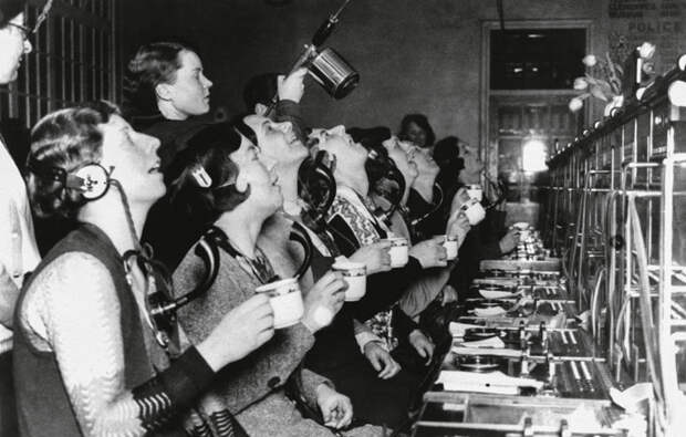 Телефонистки полощут горло для профилактики гриппа. Лондон, 1920 год.