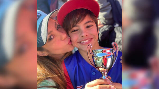 Шакира опубликовала фото со старшим сыном-бейсболистом