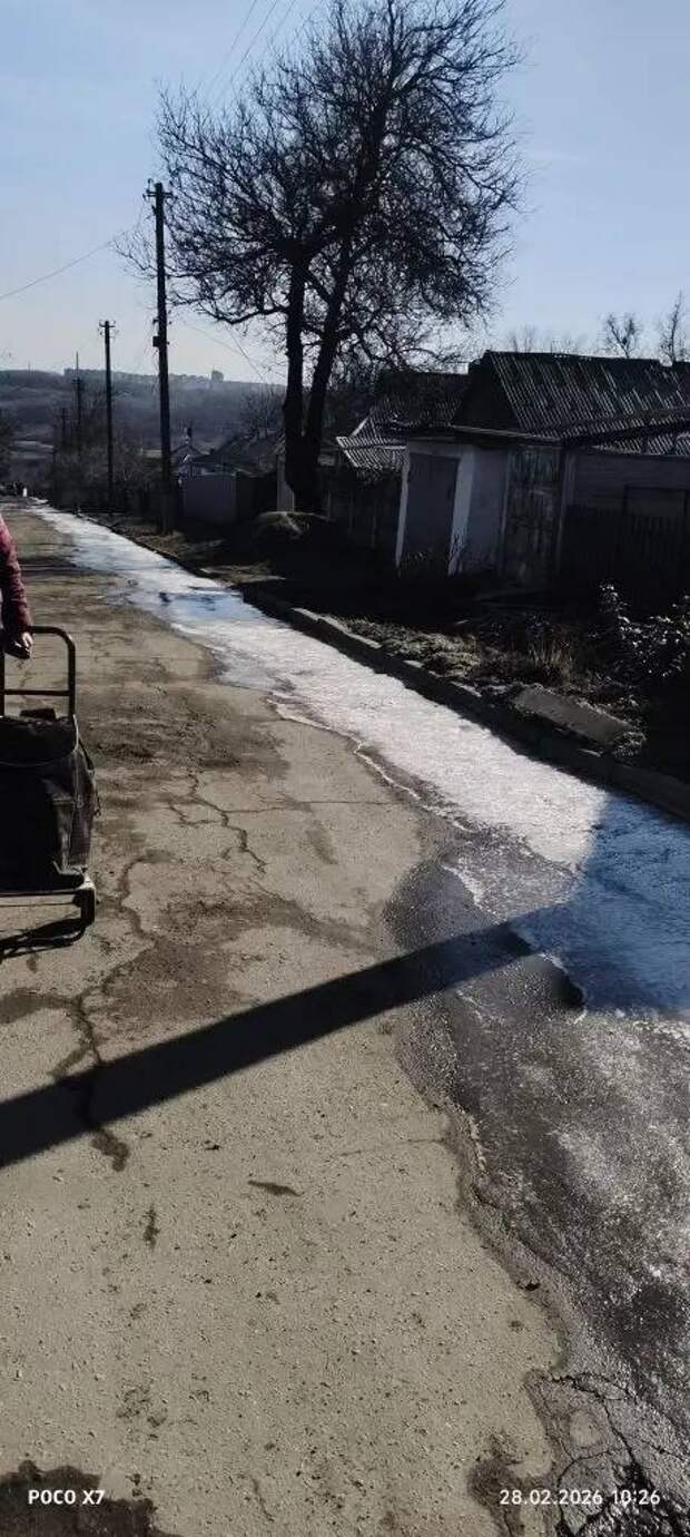 Здравствуйте, это уже крик души!!! Невозможно жить, когда это уже закончится!!! г. Маееевка, 20 линия ул. Карла Маркса, уже на протяжении месяца течет...