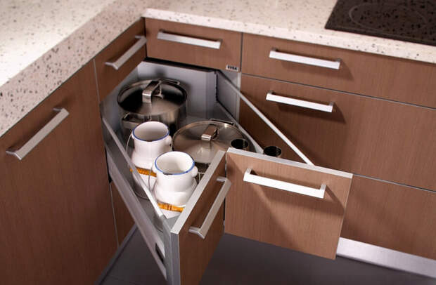 Угловые выдвижные ящики позволяют оптимизировать пространство на маленькой кухне.