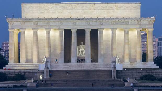 Слабая и зависимая Россия — в интересах США: писатель объяснил цель американского вмешательства в наши выборы