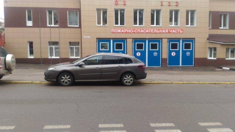 В Смоленске пожарные проучили автохама