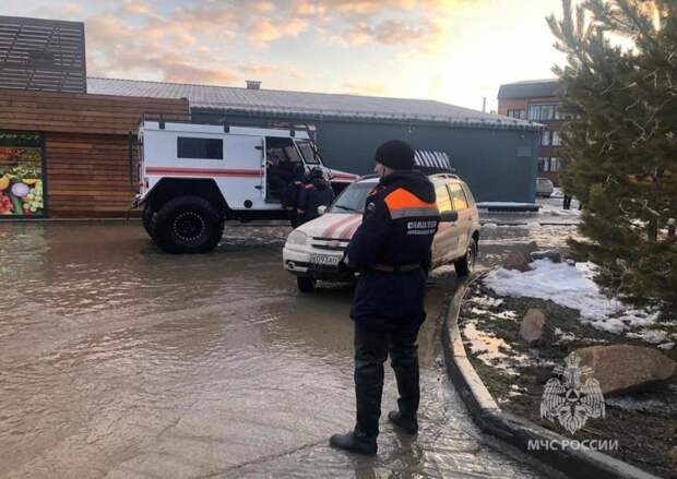 Таунхаусы подтопило в поселке Озерный под Новосибирском из-за переполненного коллектора
