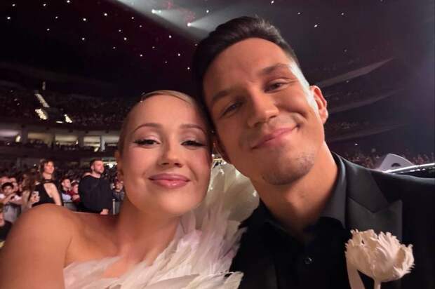 Клава Кока посвятила песню Диме Масленникову на «Жара Media Awards» после объявления о помолвке