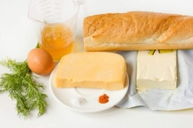 Для приготовления сырных гренок нам понадобятся такие продукты: батон (багет), твёрдый сыр, яичный желток, светлое пиво, соль, красный молотый перец, сливочное масло, укроп. 
