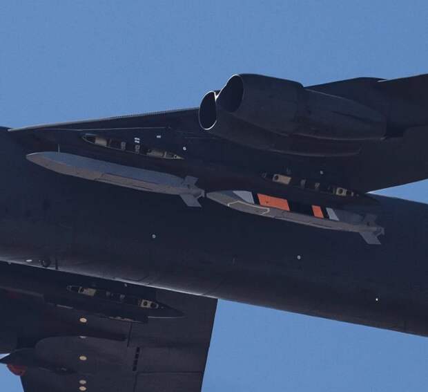 Под крылом B-52 ВВС США «засветилась» перспективная термоядерная ракета AGM-181
