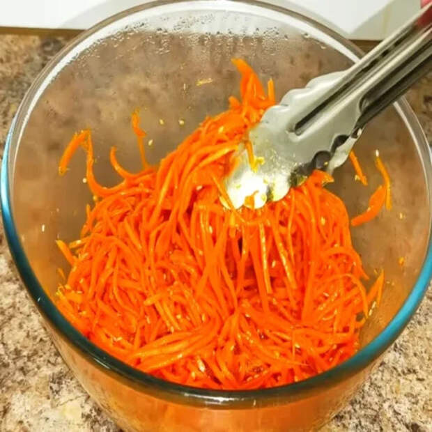 Залейте чеснок раскаленным маслом: секрет той самой пикантной моркови по-корейски. Лучше этого рецепта не найти!