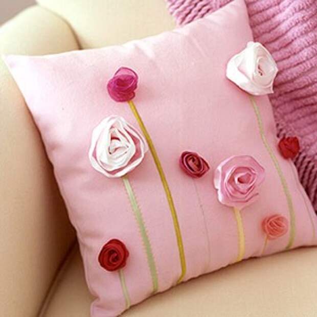 декорированная красивая подушка