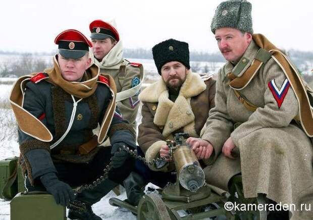 Тот, что справа от пулемета