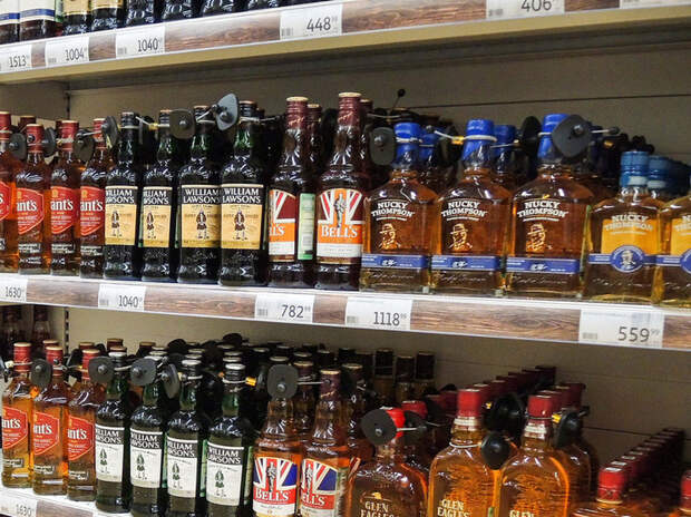Минфин планирует поднять ввозную пошлину на крепкий алкоголь из «недружественных» стран
