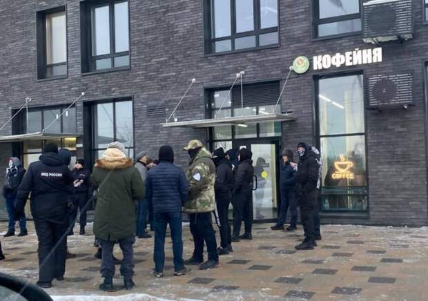Неравнодушные граждане навестили обе кофейни Strong coffee в ЖК «Люберецкий» в Москве, хозяйка которых хвасталась, что выгоняет ветеранов ZOV.   Заведения оказались закрытыми почему-то.