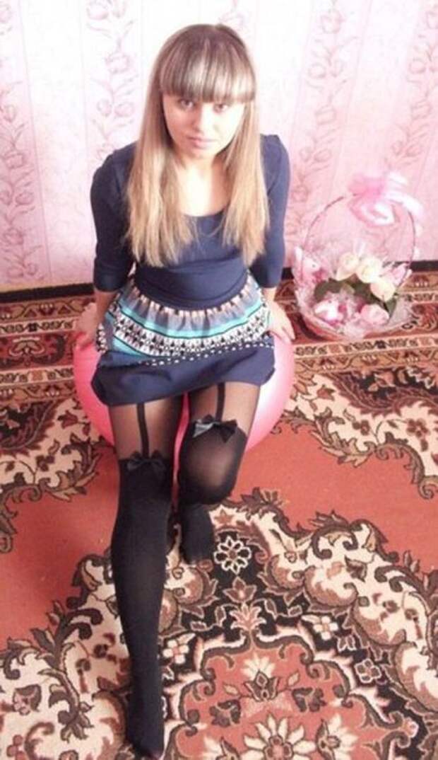 Симпатичные девушки у ковров и на коврах (44 фото)