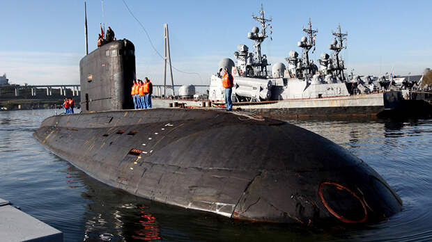 Дизельная подводная лодка «Краснокаменск» класса «Варшавянка» во время швартовки на главной базе Тихоокеанского флота во Владивостоке.