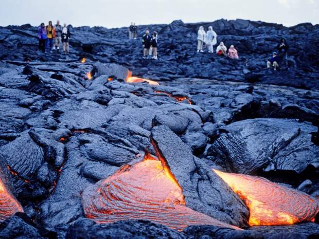 Килауэа Гавайи Вулкан Килауэа на Гавайях расположен на территории обширного национального парка, куда приезжает около трех миллионов посетителей в год. До вершины самого вулкана можно добраться на специально оборудованном внедорожнике.
