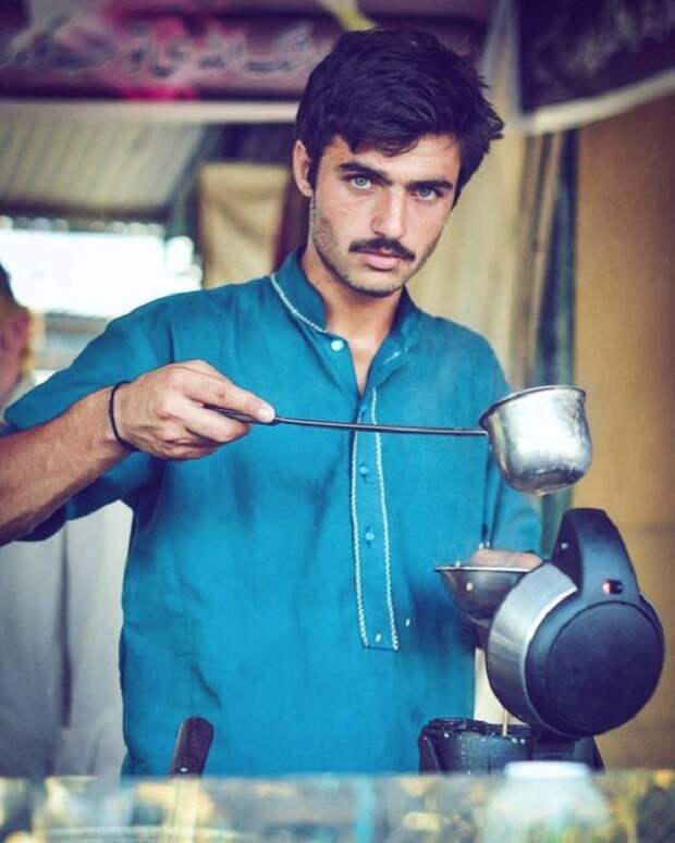 Этот парень просто продавал чай на пакистанском рынке. Ты упадешь со стула, когда узнаешь, КЕМ он стал сейчас...