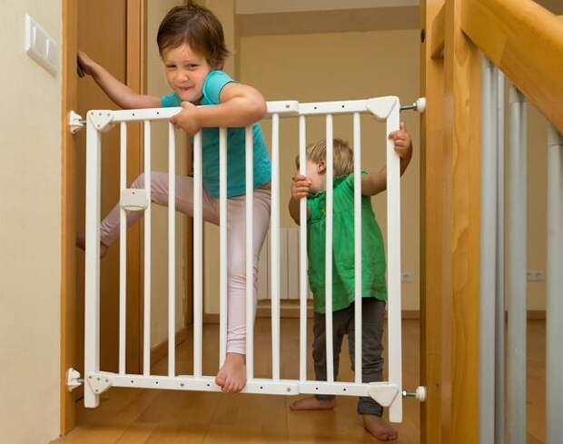 В доме с лестницей обязательно установите специальные барьеры или заборчики