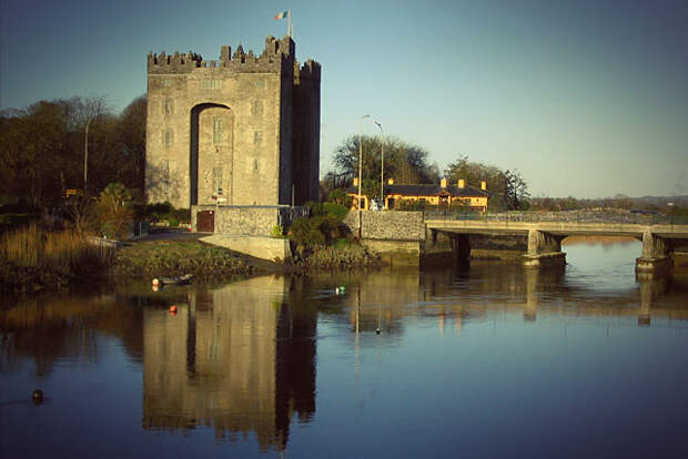 Замок Бунратти (Bunratty Castle) находится в графстве Клэр в Ирландии.