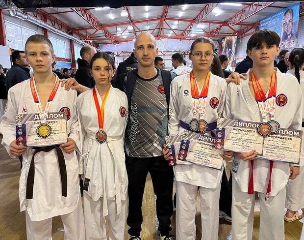 Каратисты из Смоленска привезли 17 медалей со всероссийского турнира в Подмосковье