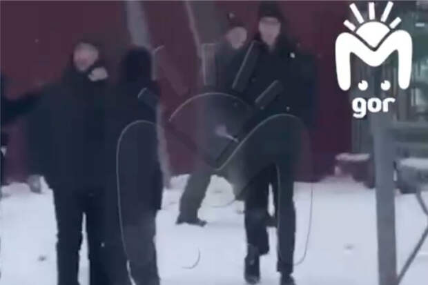 Охранник школы ударил ученика ножом в шею в российском регионе