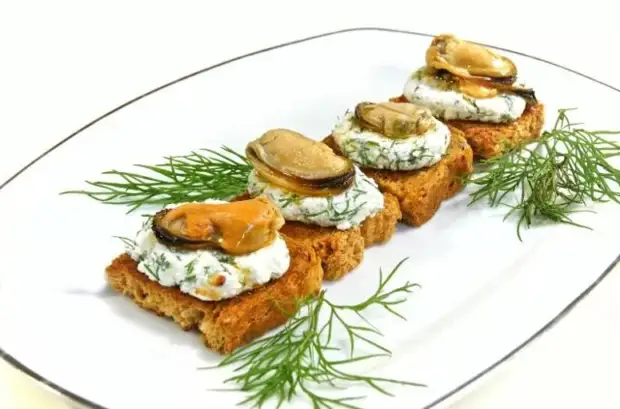 закуски на стол бутерброды с мидиями