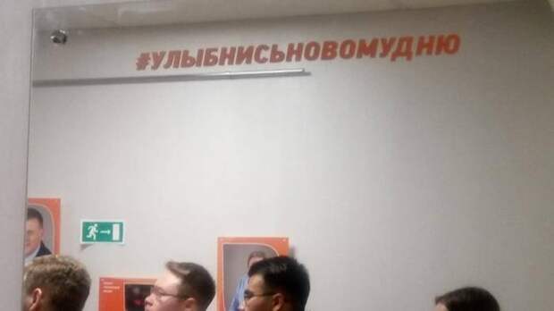 На изображении может находиться: 1 человек, текст «#улыбнисьновомудню 第ー1»