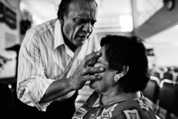 Изгнание демонов: Безжалостный экзорцизм в невероятных фотографиях, сделанных в Мексике люди, мексика, экзорцизм